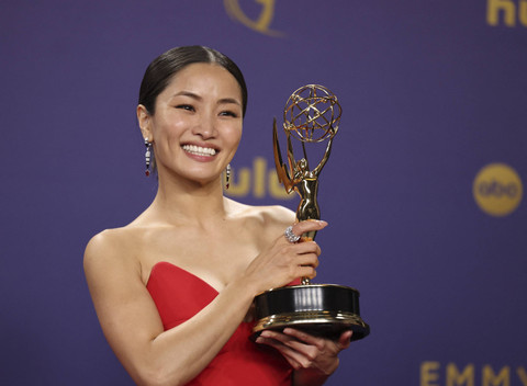 Anna Sawai, pemenang penghargaan Aktris Utama Terbaik dalam Serial Drama untuk "Shogun" berpose dalam acara Primetime Emmy Awards ke-76 di Los Angeles, California, AS, Minggu (15/9/2024). Foto: Mike Blake/REUTERS 