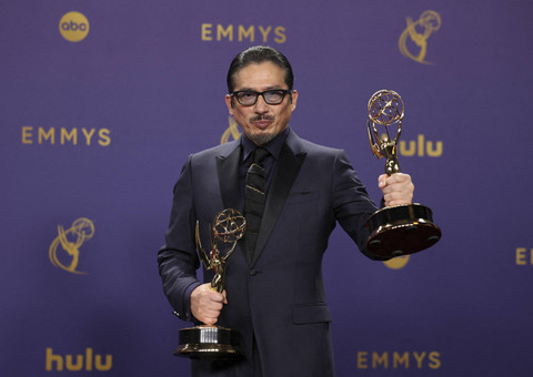 Hiroyuki Sanada, Aktor Utama Terbaik dalam Serial Drama untuk "Shogun" berpose dalam acara Primetime Emmy Awards ke-76 di Los Angeles, California, A.S, Minggu (15/9/2024). Foto: Mike Blake/REUTERS 
