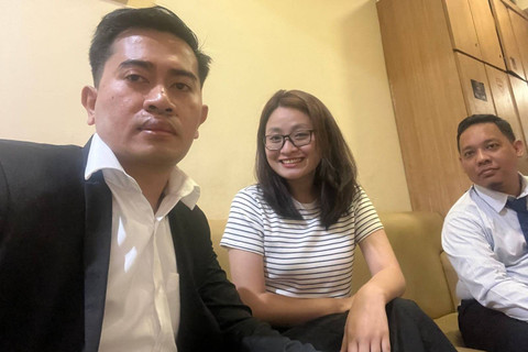 Eks wali kota Bamban Filipina, Alice Guo, didampingi pengacaranya Gugum Ridho Putra dan Dharma Rozali Azhar di Polda Metro Jaya. Foto: Dok. Istimewa