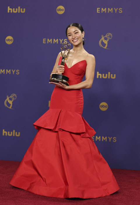 Anna Sawai, pemenang Aktris Utama Terbaik Serial Drama "Shogun" di Primetime Emmy Awards ke-76 di Los Angeles, California, Minggu (15/9/2024). Foto: Mike Blake/REUTERS 