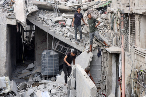 Warga Palestina memeriksa lokasi serangan Israel terhadap sebuah rumah di Nuseirat, Jalur Gaza, Senin (16/9/2024). Foto: Ramadan Abed/REUTERS