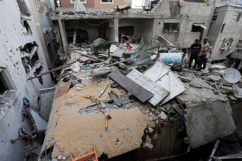 Warga Palestina memeriksa lokasi serangan Israel terhadap sebuah rumah di Nuseirat, Jalur Gaza, Senin (16/9/2024). Foto: Ramadan Abed/REUTERS