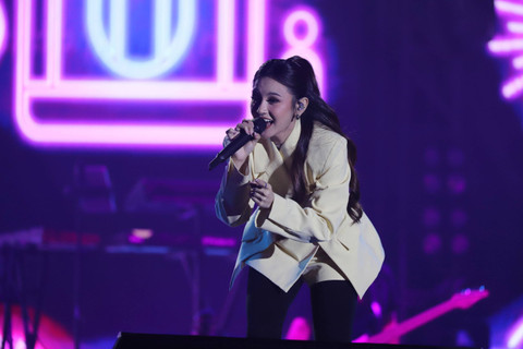Penampilan Rizky Febian saat konser Lifetime: Tribute to Chrisye di Istora Senayan, Jakarta, Senin (16/9/2024). Foto: Iqbal Firdaus/kumparan