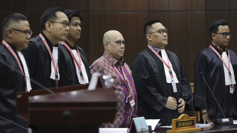 Pemohon Antonius Nicholas Stephanus Kosasih mantan Direktur Investasi PT Taspen (Tengah/Batik) dengan kuasa hukumnya saat sidang perdana di Ruang Sidang Mahakamah Konstitusi, Senin (2/9/2024). Foto: Dok. Humas MK