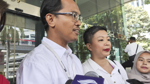 Juru bicara Kaesang Pangarep, Francine Widjojo (kanan) dan Pengacara Kaesang, Nasrullah (kiri), Selasa (17/9/2024). Foto: Jonathan Devin/kumparan