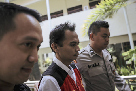 Panca Darmansyah pembunuh empat anak kandungnya tiba untuk jalani sidang putusan di Pengadilan Negeri Jakarta Selatan, Selasa (17/9/2024). Foto: Jamal Ramadhan/kumparan