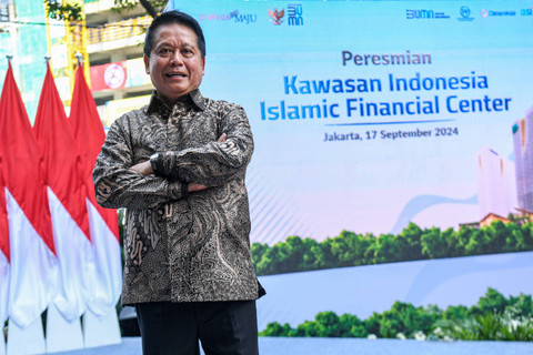 Dirut BSI Hery Gunardi berpose saat menghadiri acara peresmian Kawasan Indonesia Islamic Financial Center di gedung Menara Danareksa, Jakarta, Selasa (17/9/2024). Foto: Muhammad Adimaja/ANTARA FOTO