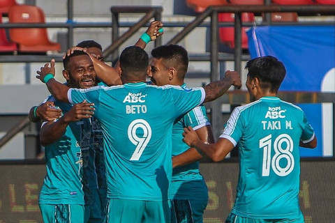 Selebrasi pemain PSBS Biak usai mencetak gol ke gawang Madura United pada pertandingan Liga 1 di Stadion Kapten I Wayan Dipta Gianyar, Bali, Selasa (17/9/2024). Foto: Instagram/@psbsofficial  