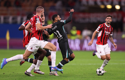 Mohamed Salah diadang saat laga AC Milan v Liverpool dalam matchday pertama Liga Champions 2024/25 di San Siro, Rabu (18/9) dini hari WIB. Foto: REUTERS/Claudia Greco