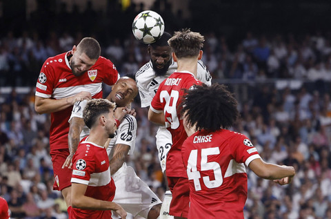 Pemain Real Madrid, Antonio Rudiger, mencetak gol kedua pada pertandingan Liga Champions antara Real Madrid melawan VfB Stuttgart di Santiago Bernabeu, Madrid, Spanyol, Rabu (18/8/2024). Foto: Juan Medina/REUTERS