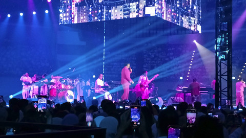 Konser 2 Tahun Menuju 40 Grup Musik Kahitna di JCC, Jakarta, Selasa (17/9/2024). Foto: Aprilandika Pratama/kumparan