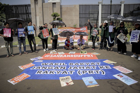 Para Pekerja Rumah Tangga (PRT) bersama jaringan Koalisi Sipil untuk UU Perlindungan Pekerja Rumah Tangga (UU PPRT) menggelar aksi di depan Gedung DPR RI, Jakarta, Rabu, (18/9/2024). Foto: Jamal Ramadhan/kumparan