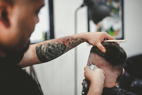 Ilustrasi Pria Potong Rambut. Foto: Unsplash