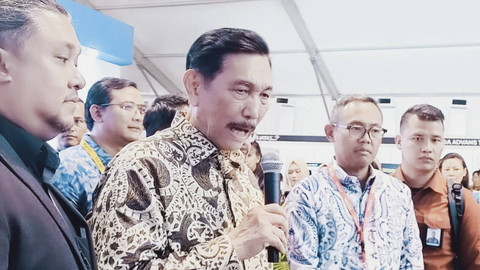 Menko Marves Luhut Binsar Pandjaitan saat meninjau pameran Bali Airshow Internasional di Bali, Rabu (18/9/2024). Foto: Denita BR Matondang/kumparan