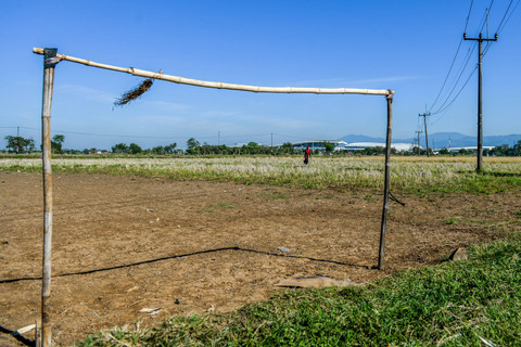 Warga berjalan di pematang sawah yang mengalami kekeringan di Tegalluar, Kabupaten Bandung, Jawa Barat, Rabu (18/9/2024). Foto: Raisan Al Farisi/ANTARA FOTO