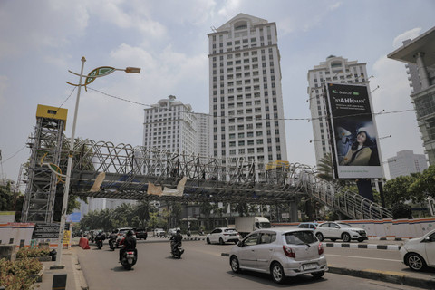 Aktivitas jalanan saat pekerja menyelesaikan pembangunan jembatan penyeberangan orang (JPO) di Jalan K.H Mas Mansyur, Jakarta, Rabu (18/9/2024). Foto: Jamal Ramadhan/kumparan
