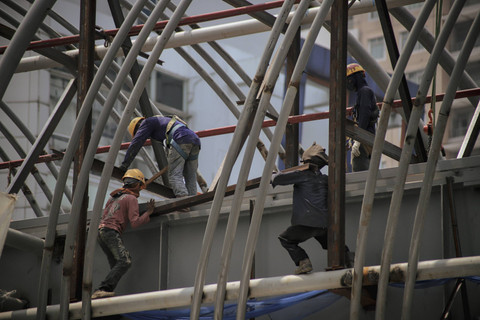 Pekerja menyelesaikan pembangunan jembatan penyeberangan orang (JPO) di Jalan K.H Mas Mansyur, Jakarta, Rabu (18/9/2024). Foto: Jamal Ramadhan/kumparan