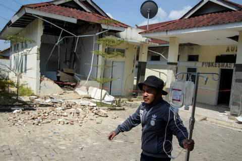 Relawan memindahkan alat medis dari puskesmas pascagempa bumi di Desa Cibeureum, Kertasari, Kabupaten Bandung, Jawa Barat, Rabu (18/9/2024). Foto: Novrian Arbi/ANTARA FOTO