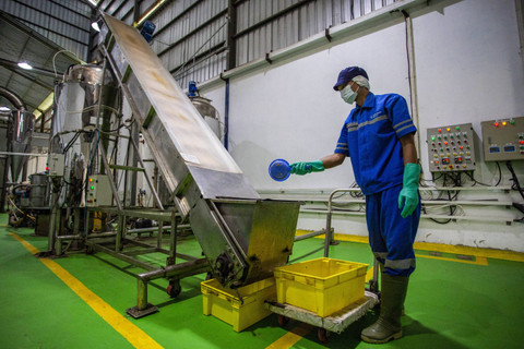 Pekerja menyelesaikan produksi ekstrak protein ikan atau Hidrolisat Protein Ikan (HPI) di PT Berikan Bahari Indonesia di Kandanghaur, Indramayu, Jawa Barat, Rabu (18/9/2024). Foto: Dedhez Anggara/Antara Foto