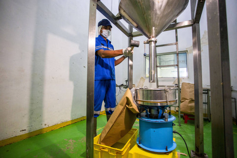 Pekerja menyelesaikan produksi ekstrak protein ikan atau Hidrolisat Protein Ikan (HPI) di PT Berikan Bahari Indonesia di Kandanghaur, Indramayu, Jawa Barat, Rabu (18/9/2024). Foto: Dedhez Anggara/Antara Foto