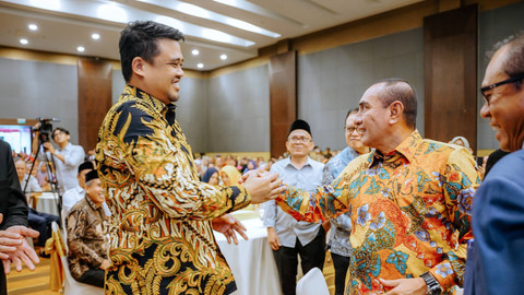 Bobby Nasution dan Edy Rahmayadi berjabat tangan pada syukuran pelantikan anggota DPRD Sumut Fraksi Hanura, Riri Stephanie, di Santika Premiere Dyandra Hotel pada Selasa (17/9/2024). Foto: Dok. Istimewa