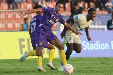 Pemain Persik Kediri Ezra Walian berebut bola dengan pemain Persita Tangerang Bruno Da Cruz pada pertandingan Liga 1 di Stadion Brawijaya, Kota Kediri, Jawa Timur, Rabu (18/9/2024). Foto: Prasetia Fauzani/ANTARAFOTO