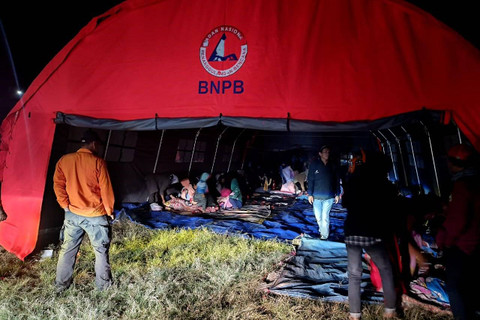 Kondisi tenda pengungsian di Lapangan Sari, Desa Cibeureum, Kecamatan Kertasari, Kabupaten Bandung, Rabu (18/9/2024). Foto: Robby Bouceu/kumparan