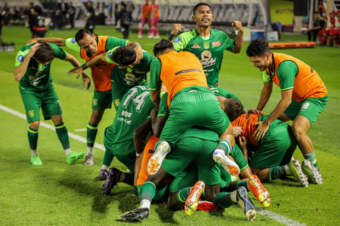 Selebrasi pemain Persebaya Surabaya usai mencetak gol ke gawang Persis Solo pada pertandingan Liga 1 di Stadion Gelora Bung Tomo, Surabaya, Jawa Timur, Rabu (18/9/2024). Foto: Rizal Hanafi/ANTARA FOTO