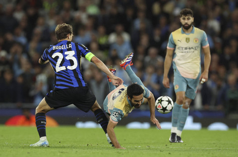 Pemain Inter Milan Nicolo Barella beraksi dengan pemain Manchester City Ilkay Gundogan pada pertandingan Liga Champions antara Manchester City melawan Inter Milan di Stadion Etihad, Manchester, Inggris, Kamis (19/9/2024) dini hari. Foto: PHIL NOBLE/REUTERS