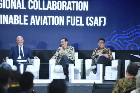 Menteri Koordinator Bidang Kemaritiman dan Investasi Indonesia Luhut Binsar Pandjaitan (tengah) menjadi narasumber dengan tema Global and Regional Collaboration Potential on Sustainable Aviation Fuel (SAF) di acara Bali International Show 2024 di Lapangan Terbang Ngurah Rai, Rabu (18/9/2024)