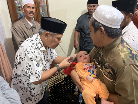 Bacagub Kalbar, Muda Mahendrawan, menggunting rambut bayi dalam kegiatan Maulid Nabi Muhammad. Foto: Tracy/Hi!Pontianak