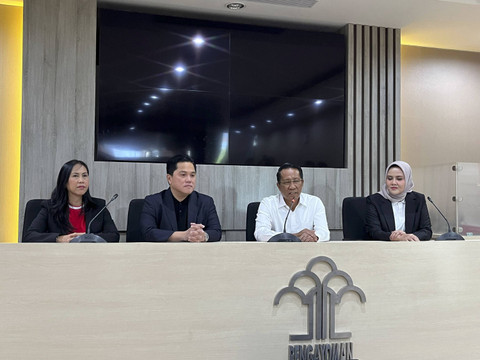 Exco PSSI, Vivin Cahyani; Ketum PSSI, Erick Thohir; Menkumham RI, Supratman Andi Atgas; dan Sekjen Perbasi, Nirmala Dewi adakan jumpa pers di Kantor Kemenkumham pada Kamis (19/9/2024). Foto: Azrumi El Ghazali/kumparan