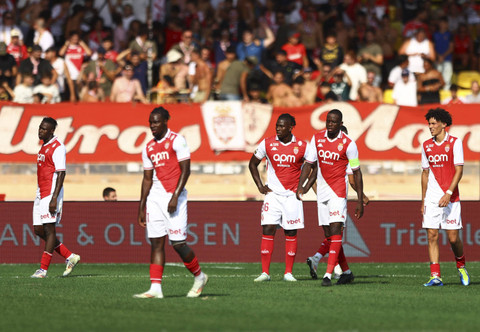 Pemain AS Monaco Denis Zakaria bersama rekan setimnya bereaksi setelah tendangan penalti diberikan kepada RC Lens di Stade Louis II, Monaco (1/9/2024). Foto: Manon Cruz/REUTERS