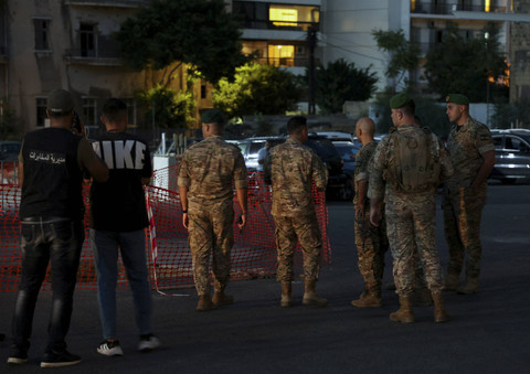Anggota tentara Lebanon bersiap untuk melakukan ledakan terkendali pada perangkat walkie-talkie di luar American University of Beirut Medical Center, di Beirut, Lebanon, Rabu (18/9/2024). Foto: Anwar Amro/AFP