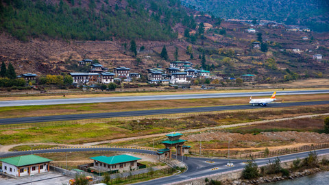  Ilustrasi Bandara Paro di Bhutan. Foto: Shutterstock