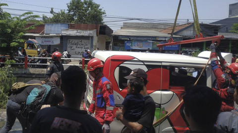 Angkutan feeder Wara Wiri mengangkut 4 orang jatuh ke sungai Jalan Medokan Sawah Depan nomor 71, Kelurahan Medokan Ayu, Kecamatan Rungkut, Surabaya pada Kamis (19/8/2024). Foto: Dok. BPBD Surabaya