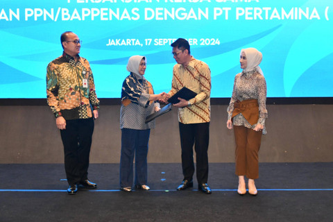 Direktur Utama Pertamina Nicke Widyawati (kanan) bersama Direktur Sumber Daya Energi Mineral dan Pertambangan Kementerian PPN Bappenas Nizhar Marizi (kiri), Direktur SPPU Pertamina A. Salyadi Saputra (kedua dari kanan), dan Deputi Bidang Kemaritiman dan Sumber Daya Alam Kementerian PPN Bappenas Vivi Yulaswati (kedua dari kiri) usai penandatanganan kerja sama "Kolaborasi Perencanaan Transisi Energi Nasional dan Kewilayahan Untuk Memastikan Ketahanan Energi" di Jakarta, Selasa (17/9/2024). Foto: Dok. Pertamina