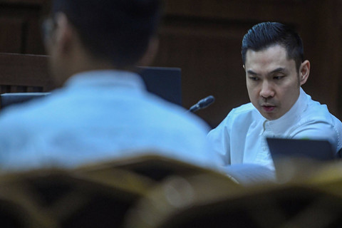 Terdakwa kasus dugaan korupsi tata niaga komoditas timah di wilayah izin usaha pertambangan PT Timah Tbk tahun 2015-2022 Harvey Moeis mendengarkan keterangan saksi pada sidang lanjutan di Pengadilan Tipikor, Jakarta, Kamis (19/9/2024). Foto: Muhammad Adimaja/ANTARA FOTO