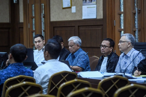 Terdakwa kasus dugaan korupsi tata niaga komoditas timah PT Timah Tbk tahun 2015-2022 Harvey Moeis, Suparta, dan Reza Andriansyah mendengarkan keterangan saksi pada sidang lanjutan di Pengadilan Tipikor, Jakarta, Kamis (19/9/2024).  Foto: Muhammad Adimaja/ANTARA FOTO