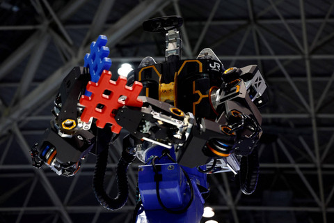 Robot raksasa JINKI tipe Zero ver.2.0 didemonstrasikan pada Japan Robot Week di Tokyo Big Sight, Tokyo, Jepang, Rabu (18/9/2024). Foto: Issei Kato/REUTERS