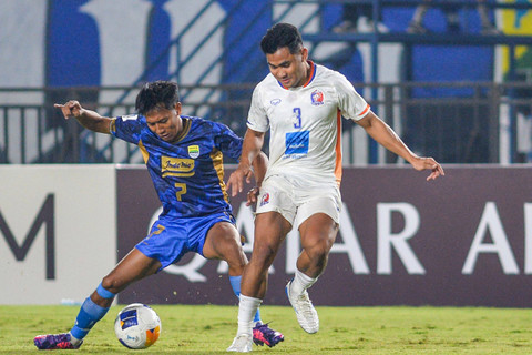 Pemain Persib Bandung Beckham Putra berebut bola dengan pemain Port FC Asnawi Mangkualam pada pertandingan Grup F AFC Champions League Two di Stadion Si Jalak Harupat, Kabupaten Bandung, Jawa Barat, Kamis (19/9/2024). Foto: Raisan Al Farisi/ANTARA FOTO