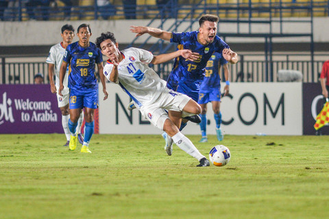 Pemain Persib Bandung Mateo Kocijan berebut bola dengan pemain Port FC Sittha Boonlha pada pertandingan Grup F AFC Champions League Two di Stadion Si Jalak Harupat, Kabupaten Bandung, Jawa Barat, Kamis (19/9/2024). Foto: Raisan Al Farisi/ANTARA FOTO