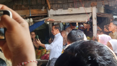 Presiden Jokowi berswafoto dengan pedagang saat blusukan di Pasar Dukuh Kupang, Surabaya, Jumat (20/9/2024).  Foto:  Farusma Okta Verdian/kumparan