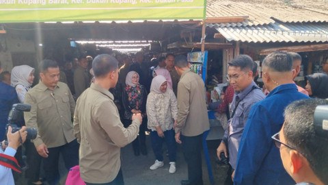 Iriana Jokowi mengunjungi Pasar Dukuh Kupang, Surabaya, Jumat (20/9/2024).  Foto:  Farusma Okta Verdian/kumparan