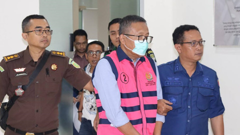 Kejaksaan Tinggi DKI Jakarta tetapkan 3 tersangka dalam kasus dugaan korupsi pengelolaan keuangan PT Indofarma Tbk dan anak perusahaan tahun 2020 sampai 2023, Kamis (19/9/2024). Foto: Dok. Kejagung