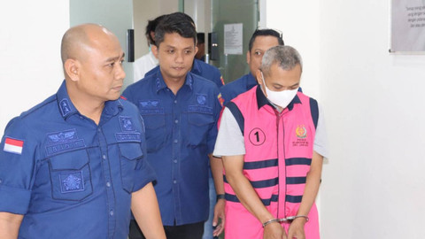 Kejati DKI Jakarta tetapkan 3 tersangka dalam kasus dugaan korupsi pengelolaan keuangan PT Indofarma Tbk, Kamis (19/9/2024). Foto: Dok. Kejagung