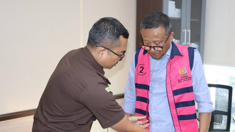 Kejati DKI Jakarta tetapkan 3 tersangka dalam kasus dugaan korupsi pengelolaan keuangan PT Indofarma Tbk, Kamis (19/9/2024). Foto: Dok. Kejagung