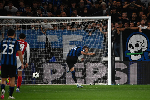 Pemain Atalanta Mateo Retegui mengeksekusi tendangan pinalti pada pertandingan Liga Champions melawan Arsenal di stadion Atleti Azzurri, Bergamo, Italia, Kamis (19/9/2024). Foto: Isabella Bonotto/AFP