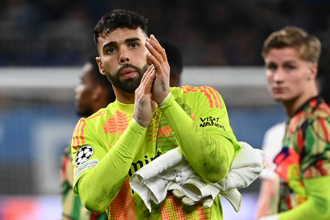 Pemain Arsenal David Raya bertepuk tangan seusai pertandingan Liga Champions melawan Atalanta di stadion Atleti Azzurri, Bergamo, Italia, Kamis (19/9/2024). Foto: Isabella Bonotto/AFP