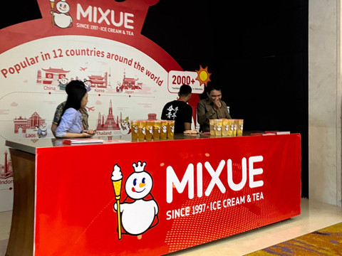 Booth Mixue di Perayaan 75 Tahun Republik Rakyat China di Hotel Raffles Jakarta Selatan pada Kamis (19/9/2024). Foto: Tiara Hasna/kumparan